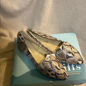 NWT Charles Albert Black and Tan Flats Comfortable Loafers